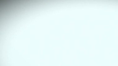 Işığın aydınlıktan karanlığa geçişi atmosferik soyut bir montaj yaratıyor..