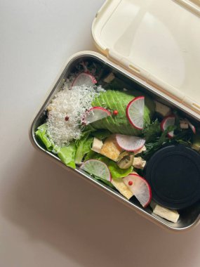 Geleneksel bir Kore dozirak 'ı. Pirinç, çeşitli banchan ve tuzlu proteinlerle güzelce düzenlenmiş. Dengeli ve görsel olarak davetkâr, canlı lezzetlerle dolu taşınabilir bir yemek..