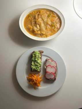 Lezzetli bir brunch, lezzetli ve tatlı lokmaların karışımı mükemmel kızarmış ekmek, taze meyve, çırpılmış yumurta, ve sabahın geç saatlerinde canlanmak için ferahlatıcı bir içecek..