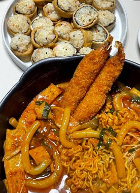 Rabokki, Korean style Stir-fried Instant Noodle : This dish is tteokbokki with ramen noodles. Tteokbokki is a spicy dish made with rice cake, vegetables, and fish cake, all stir-fried together in a go