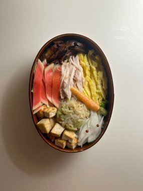 Geleneksel Kore dozirak beslenme çantası. Pilav, kimçi, kızarmış sebze ve proteinle güzelce paketlenmiş. Sağlıklı ve lezzetli bir yemek. Otantik Kore lezzetlerinin tadını çıkarmak için ideal..