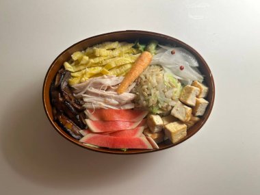 Geleneksel Kore dozirak beslenme çantası. Pilav, kimçi, kızarmış sebze ve proteinle güzelce paketlenmiş. Sağlıklı ve lezzetli bir yemek. Otantik Kore lezzetlerinin tadını çıkarmak için ideal..