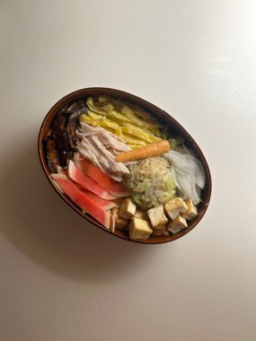 Geleneksel Kore dozirak beslenme çantası. Pilav, kimçi, kızarmış sebze ve proteinle güzelce paketlenmiş. Sağlıklı ve lezzetli bir yemek. Otantik Kore lezzetlerinin tadını çıkarmak için ideal..