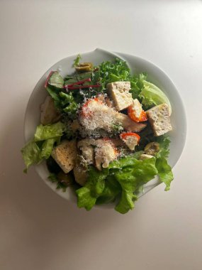 Canlı yeşil sebze salatası, kiraz domatesleri, salatalık ve dolmalık biber karışımı. Gevrek, renkli ve vitaminlerle dolu bu salata sağlıklı, lezzetli bir yemek yapar..