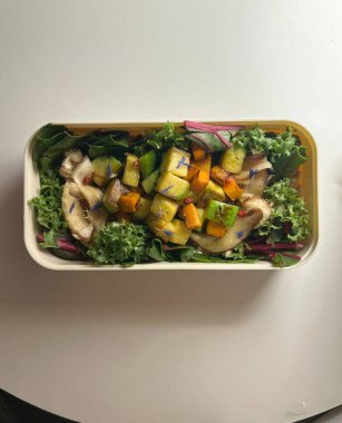 Taze sebzeler, canlı sebzeler ve protein zengini malzemelerle dolu renkli dozirak salatası her ışıkta mükemmel bir beslenme, çıtır çıtır ve lezzet dengesi sunuyor..