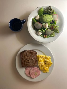 Taze hamur işleri, yumurtalar, mevsimlik meyveler ve sıcak bir içecek de dahil olmak üzere lezzetli ve tatlı yemeklerden oluşan nefis bir brunch ziyafeti. Mükemmel bir öğle tatili..