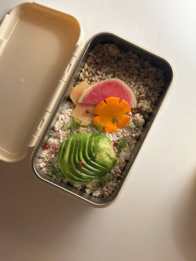 Geleneksel bir Kore dozirak 'ı. Pirinç, çeşitli banchan ve tuzlu proteinlerle güzelce düzenlenmiş. Dengeli ve görsel olarak davetkâr, canlı lezzetlerle dolu taşınabilir bir yemek..