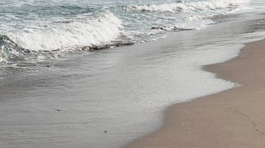 Yumuşak dalgaları ve sakin ufku olan nefes kesici bir deniz manzarası. Gökyüzünün okyanusla buluştuğu huzur, özgürlük ve sonsuz bir ilham kaynağı sunduğu sakin bir sahne..