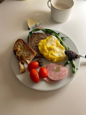 Lezzetli bir brunch, lezzetli ve tatlı lokmaların karışımı mükemmel kızarmış ekmek, taze meyve, çırpılmış yumurta, ve sabahın geç saatlerinde canlanmak için ferahlatıcı bir içecek..