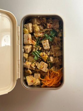 Geleneksel bir Kore dozirak 'ı. Pirinç, çeşitli banchan ve tuzlu proteinlerle güzelce düzenlenmiş. Dengeli ve görsel olarak davetkâr, canlı lezzetlerle dolu taşınabilir bir yemek..