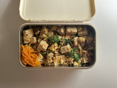 Geleneksel bir Kore dozirak 'ı. Pirinç, çeşitli banchan ve tuzlu proteinlerle güzelce düzenlenmiş. Dengeli ve görsel olarak davetkâr, canlı lezzetlerle dolu taşınabilir bir yemek..