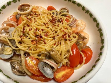 Yumuşak istiridyeli, sarımsaklı, zeytinyağlı ve hafif baharatlı vongole makarna. Her ısırıkta deniz esintisinin ve İtalyan zarafetinin mükemmel uyumu..