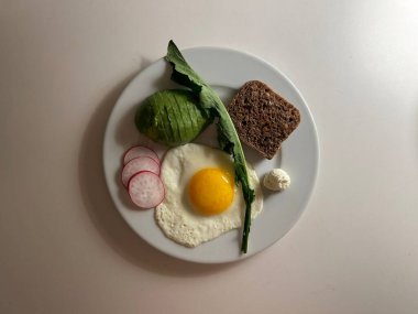 Lezzetli bir brunch, lezzetli ve tatlı lokmaların karışımı mükemmel kızarmış ekmek, taze meyve, çırpılmış yumurta, ve sabahın geç saatlerinde canlanmak için ferahlatıcı bir içecek..