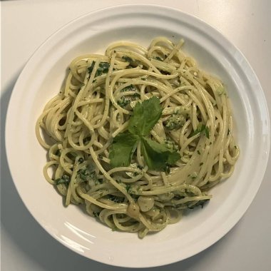 Spagetti salatası al dente makarnayı taze sebzelerle, keskin sosla ve isteğe bağlı otlarla veya peynirle birleştirir. Canlı, ferahlatıcı bir yemek. Hafif yemekler ya da toplantılar için mükemmel..