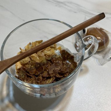 A bowl of yogurt with oats and fresh fruits offers a healthy and delicious combination, perfect for breakfast or a snack. The creamy yogurt blends with crunchy oats and the sweetness of fruits