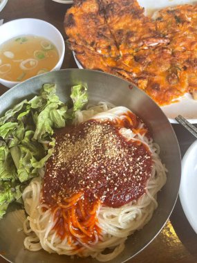 Soğukta çiğnenmiş karabuğday erişteli otantik Pyongyang naengmyeonu taze ve lezzetli bir tat sunuyor. Geleneksel Kore mutfak menüleri ve yaz yemekleri için mükemmel..