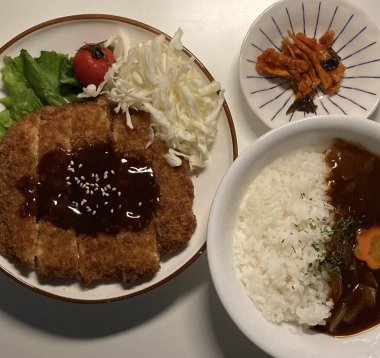 Çıtır tonkatsu, Japon usulü kızarmış domuz pirzolası dilimlenmiş lahana ve tuzlu sosla servis edilir. Lezzetli bir kıtır kıtır doku ve sulu et dengesi.
