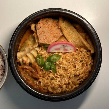 Ramyeon ya da Ramyun 'a yakın olan Shin Ramyun, baharatlı bir Kore usulü çorba şehriyesi. Ramyeon ya da yumurtalı Kore eriştesi Kore yemeği tarzı.