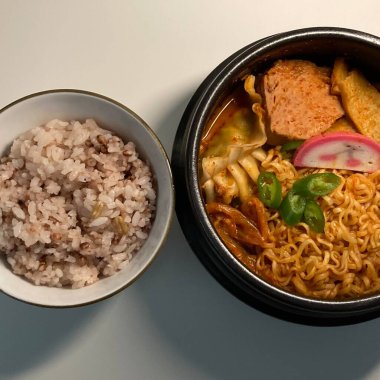 Ramyeon ya da Ramyun 'a yakın olan Shin Ramyun, baharatlı bir Kore usulü çorba şehriyesi. Ramyeon ya da yumurtalı Kore eriştesi Kore yemeği tarzı.