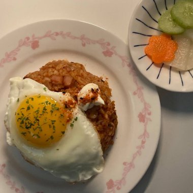 Nasi goreng ya da kızarmış pirinç geleneksel pilav. Endonezya 'dan az miktarda yağda kızartılmış pilav. Sonra soğan, sarımsak, acı biber ve tatlı soya sosuyla tatlandırılmış..