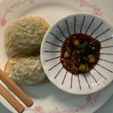 Köfte, tofu ve sebze gibi lezzetli malzemelerle dolu Kore hamur köfteleri. Mandu buğulama, haşlama ya da tavada kızartılma ile çok yönlü ve lezzetli bir aperatif ya da yemek yapılabilir..