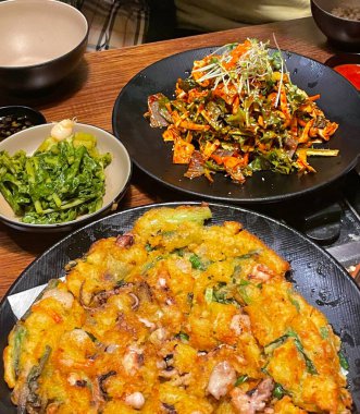 Popüler bir Kore sokak yemeği olan Bunsik, tteokbokki, odeng ve gimbap gibi çeşitli yemekleri içerir. Lezzetli, rahatlatıcı bir aperatif. Pek çok kişi tarafından sevilir. Sıradan buluşmalar ya da ısırıklar için mükemmeldir..