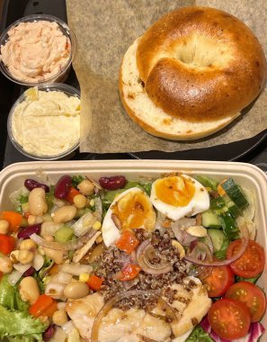 Canlı yeşil sebze salatası, kiraz domatesleri, salatalık ve dolmalık biber karışımı. Gevrek, renkli ve vitaminlerle dolu bu salata sağlıklı, lezzetli bir yemek yapar..