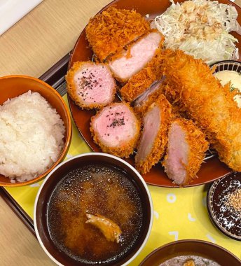 Çıtır tonkatsu, Japon usulü kızarmış domuz pirzolası dilimlenmiş lahana ve tuzlu sosla servis edilir. Lezzetli bir kıtır kıtır doku ve sulu et dengesi.