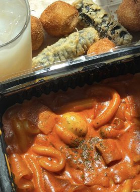 Baharatlı tteokbokki, bol aromalı soslu, çiğnenmiş pirinç kekleri. Mükemmel Kore sokak yemeği karışımı için çıtır çıtır twigim ile eşleştirilmiş. Lezzetli bir baharat karışımı, çıtır çıtır ve lezzetli.!