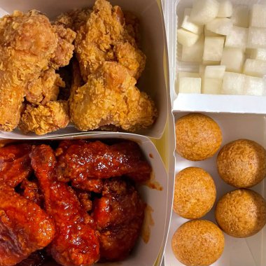 Tatlı ve baharatlı soslu kızarmış Kore tavuğu. Yapışkan, altın peynir toplarıyla eşleştirilmiş. Her ısırıkta cesur bir lezzet ve erimenin mükemmel bir ikilisi..