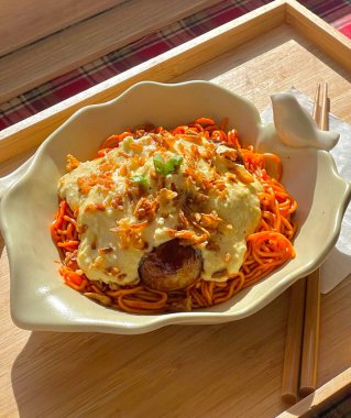 Zengin domates sosuyla kaplanmış klasik spagetti. Rahatlatıcı bir yemek için mükemmel keskin ama lezzetli lezzetlerin basit bir kombinasyonunu sunuyor..