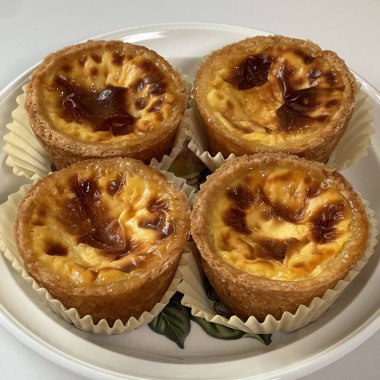 Altın yumurtalı tart, yumuşak, tereyağlı ve kremalı kremalı. Tatlı ya da hafif bir aperatif için leziz bir zevk, harmanlanmış doku ve lezzet mükemmel.