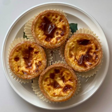 Altın yumurtalı tart, yumuşak, tereyağlı ve kremalı kremalı. Tatlı ya da hafif bir aperatif için leziz bir zevk, harmanlanmış doku ve lezzet mükemmel.