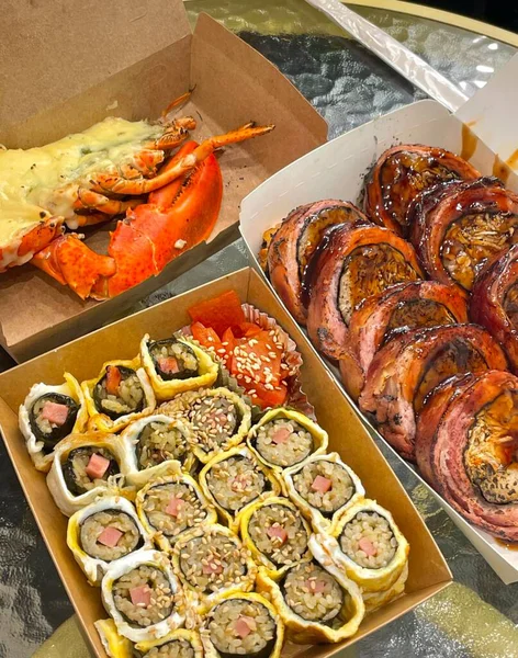 Popüler bir Kore sokak yemeği olan Bunsik, tteokbokki, odeng ve gimbap gibi çeşitli yemekleri içerir. Lezzetli, rahatlatıcı bir aperatif. Pek çok kişi tarafından sevilir. Sıradan buluşmalar ya da ısırıklar için mükemmeldir..