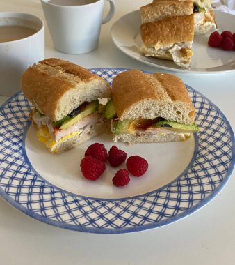 Taze sebze, lezzetli et ve kremalı sosla dolu çıtır baget sandviç. Her doyurucu ve doyurucu ısırıkta çıtır çıtır ve lezzetin mükemmel dengesi..