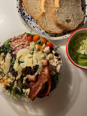 Canlı yeşil sebze salatası, kiraz domatesleri, salatalık ve dolmalık biber karışımı. Gevrek, renkli ve vitaminlerle dolu bu salata sağlıklı, lezzetli bir yemek yapar..