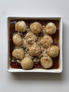 Mitarashi dango, tatlı soya sosu şurubuyla kaplanmış pirinç hamuru, tatlı ve umami dengesi sunuyor. Klasik bir Japon aperatifi. Her durum için mükemmel..