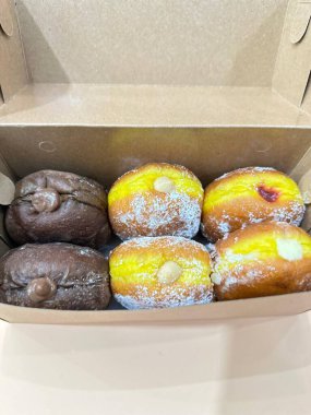 Bomboloni, kremalı ya da reçelli, toz şekerli yumuşak İtalyan çörekleri. Yumuşak ve hoşgörülü, mükemmel tatlı bir ziyafet, her lokmada taze ve sıcak..