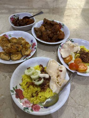 Nasi kuning (Endonezyaca: 