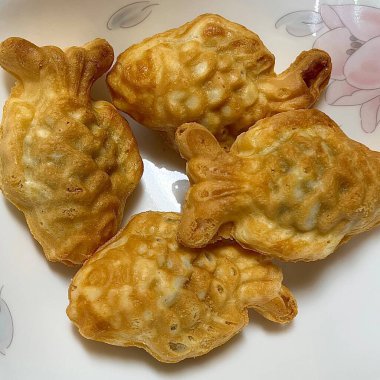 Crispy and golden mini bungeoppang with a soft, fluffy filling of sweet red bean or custard. A delightful bite-sized Korean fish-shaped pastry, perfect for a warm and nostalgic treat!