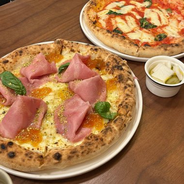 Altın hamurlu, erimiş peynirli ve lezzetli soslu lezzetli bir pizza. Yemeklerle ilgili tasarımlar, menüler ya da İtalyan temalı projeler için mükemmel. Klasik bir konfor yemeğinin özünü yakalamak için..