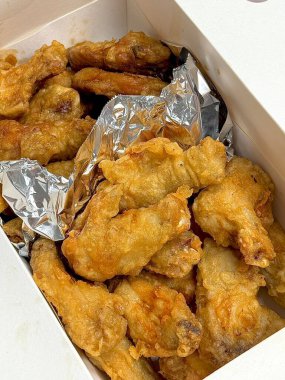 Crispy fried chicken with golden, crunchy skin and juicy, tender meat. A delicious and savory dish, perfect for any meal, served with dipping sauces or side dishes for extra flavor!