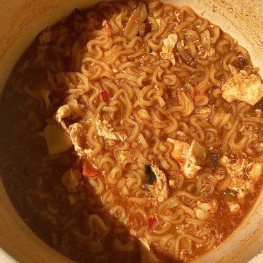 Ramyeon ya da Ramyun 'a yakın olan Shin Ramyun, baharatlı bir Kore usulü çorba şehriyesi. Ramyeon ya da yumurtalı Kore eriştesi Kore yemeği tarzı.