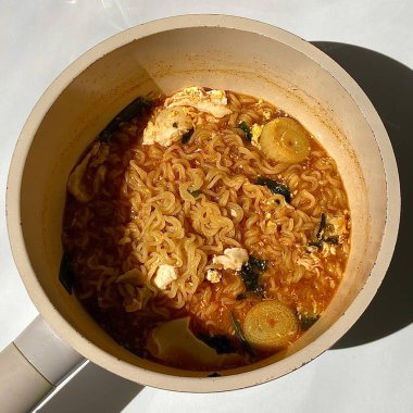 Ramyeon ya da Ramyun 'a yakın olan Shin Ramyun, baharatlı bir Kore usulü çorba şehriyesi. Ramyeon ya da yumurtalı Kore eriştesi Kore yemeği tarzı.
