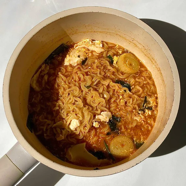 Ramyeon ya da Ramyun 'a yakın olan Shin Ramyun, baharatlı bir Kore usulü çorba şehriyesi. Ramyeon ya da yumurtalı Kore eriştesi Kore yemeği tarzı.