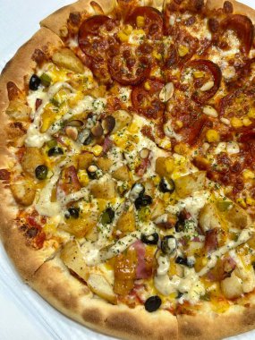 Altın hamurlu, erimiş peynirli ve lezzetli soslu lezzetli bir pizza. Yemeklerle ilgili tasarımlar, menüler ya da İtalyan temalı projeler için mükemmel. Klasik bir konfor yemeğinin özünü yakalamak için..