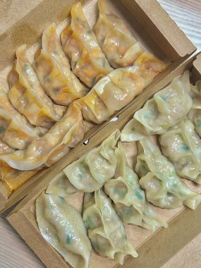Köfte, tofu ve sebze gibi lezzetli malzemelerle dolu Kore hamur köfteleri. Mandu buğulama, haşlama ya da tavada kızartılma ile çok yönlü ve lezzetli bir aperatif ya da yemek yapılabilir..