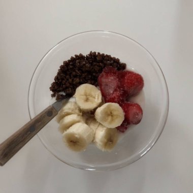 A bowl of yogurt with oats and fresh fruits offers a healthy and delicious combination, perfect for breakfast or a snack. The creamy yogurt blends with crunchy oats and the sweetness of fruits