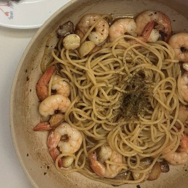 Gambas spaghetti with succulent shrimp, garlic, olive oil, and chili flakes a perfect fusion of seafood richness and Italian flavor in every bite.