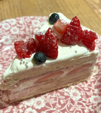 Taze meyve ya da şekerle kaplı, bol krema ve kremalı nefis bir dilim pasta. Tatlı fotoğrafçılığı için mükemmel, yiyeceklerle ilgili projelerde hoşgörü ve tatlılık gösteriliyor..